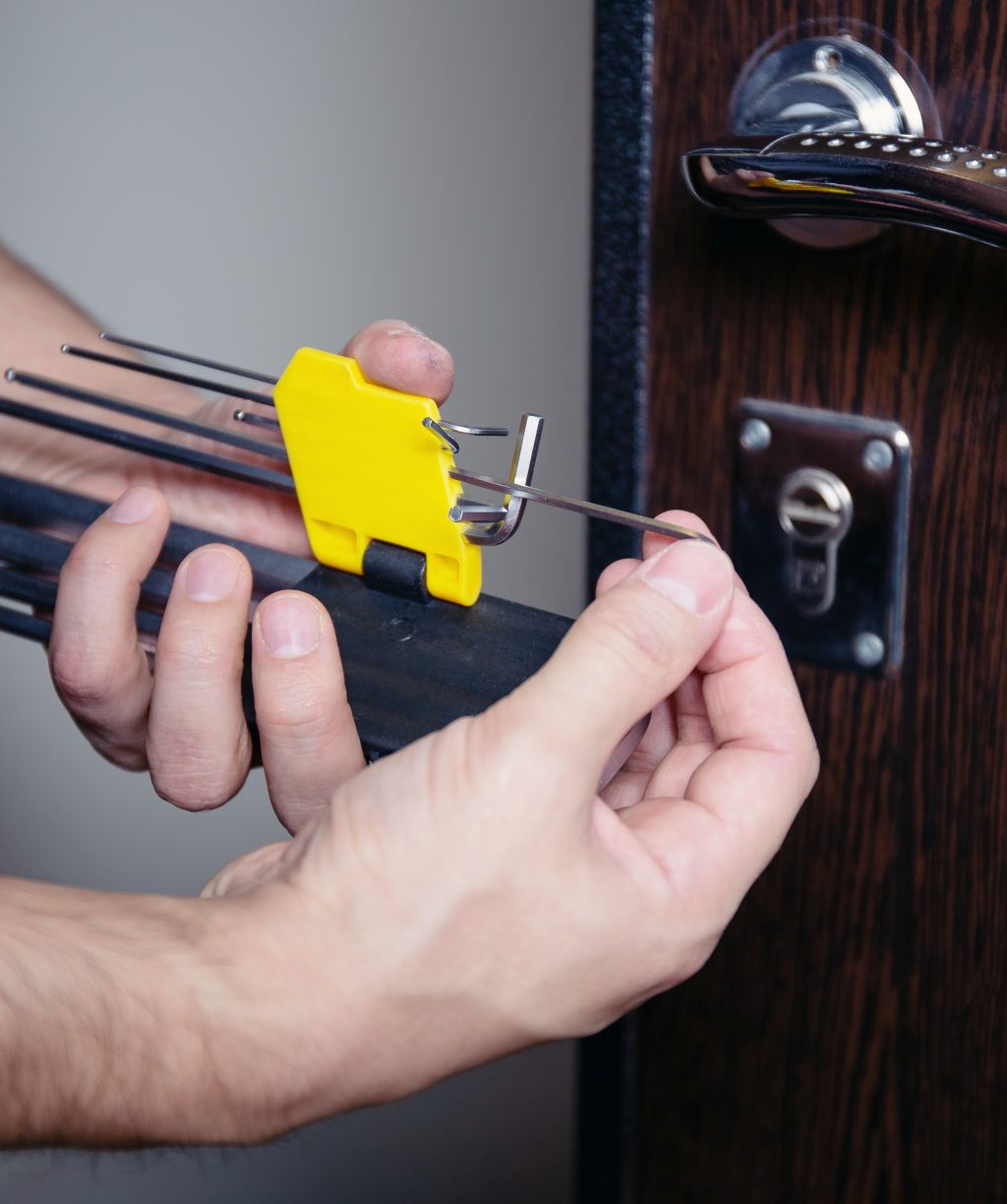 Kaip atrakinti šarvuotų durų užstrigusią spyną, be rakto?